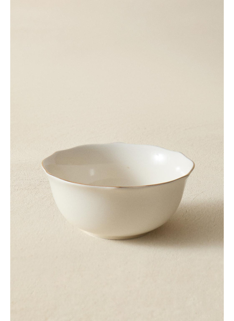 Фарфоровая чаша с волнистым краем Фарфоровая чаша с волнистым краем