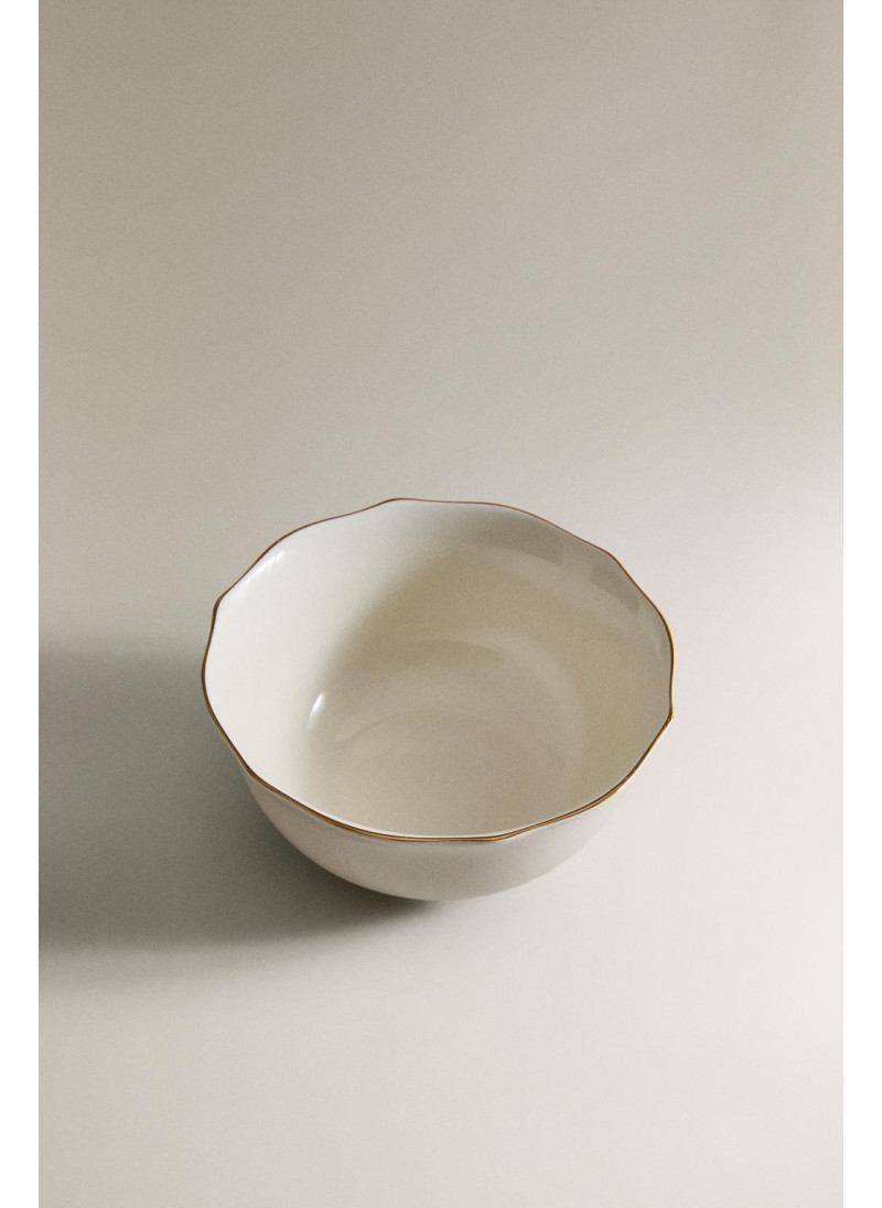 Фарфоровая чаша с волнистым краем Фарфоровая чаша с волнистым краем