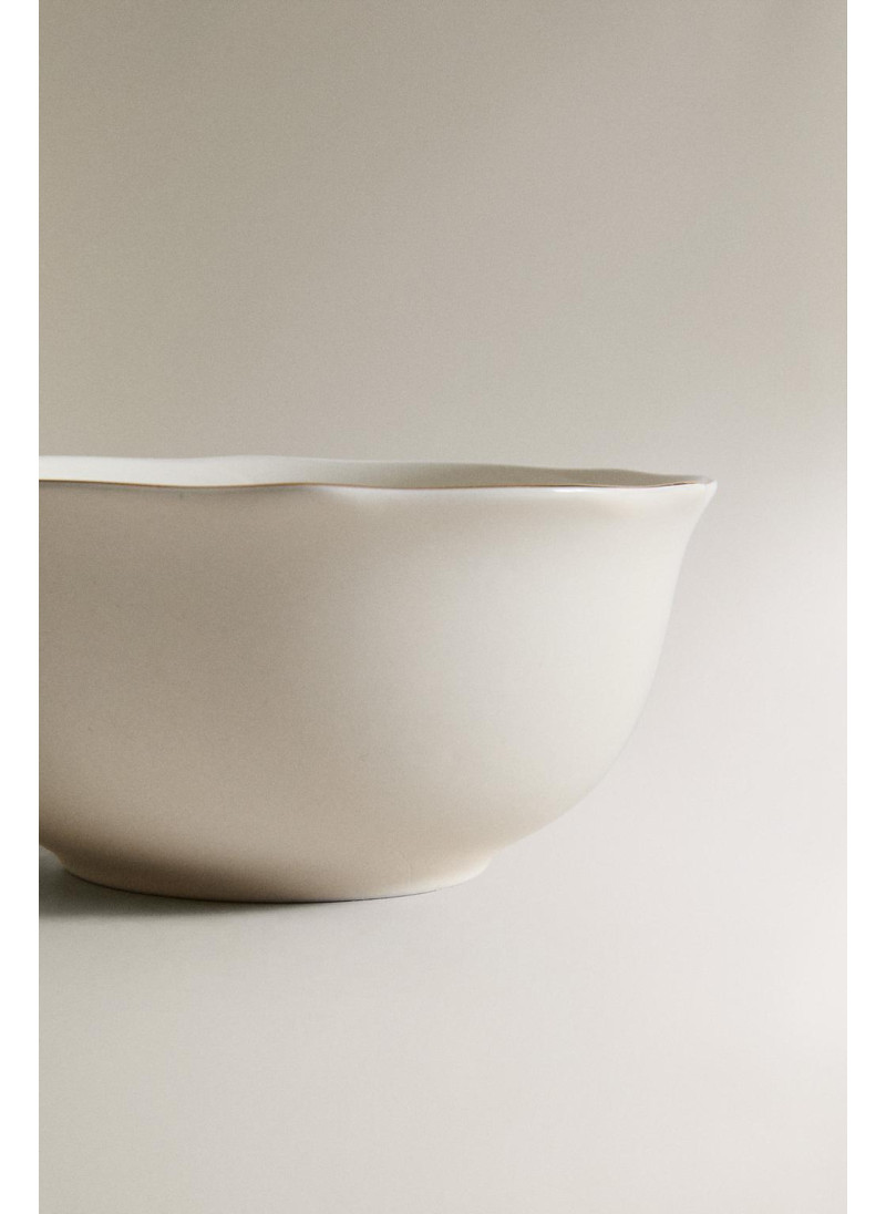 Фарфоровая чаша с волнистым краем Фарфоровая чаша с волнистым краем