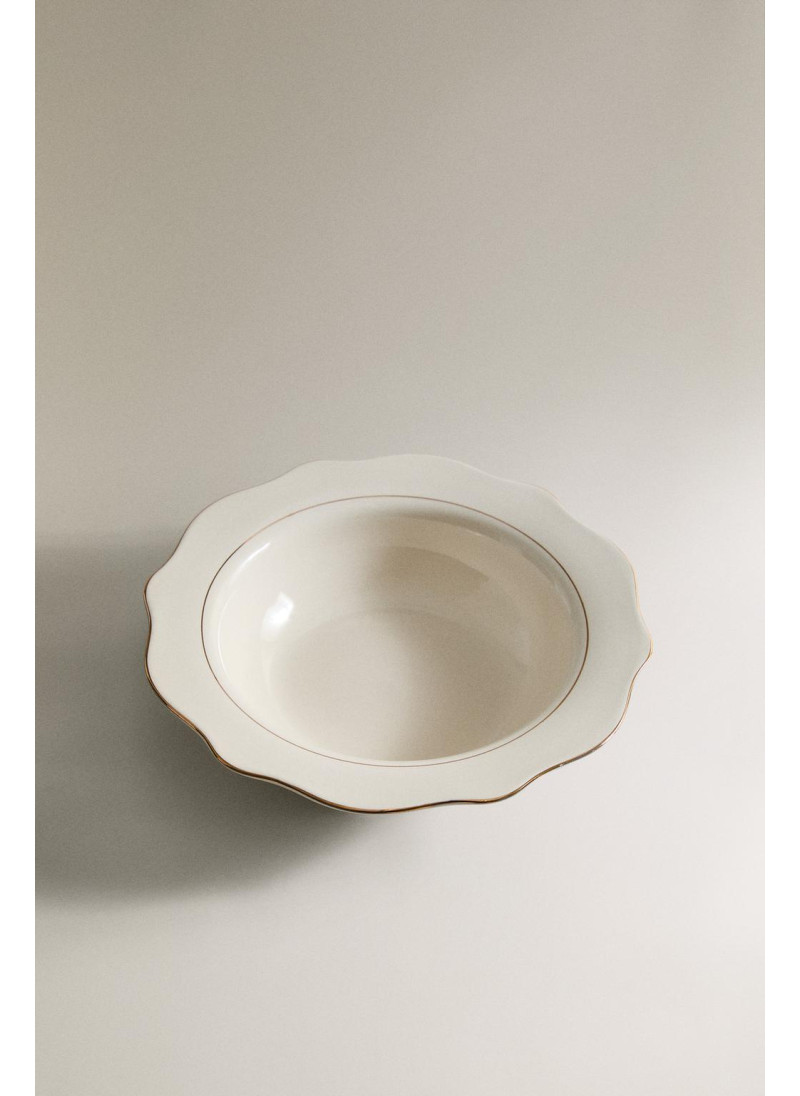 Суповая тарелка из фарфора с деталями на краю Суповая тарелка из фарфора с деталями на краю