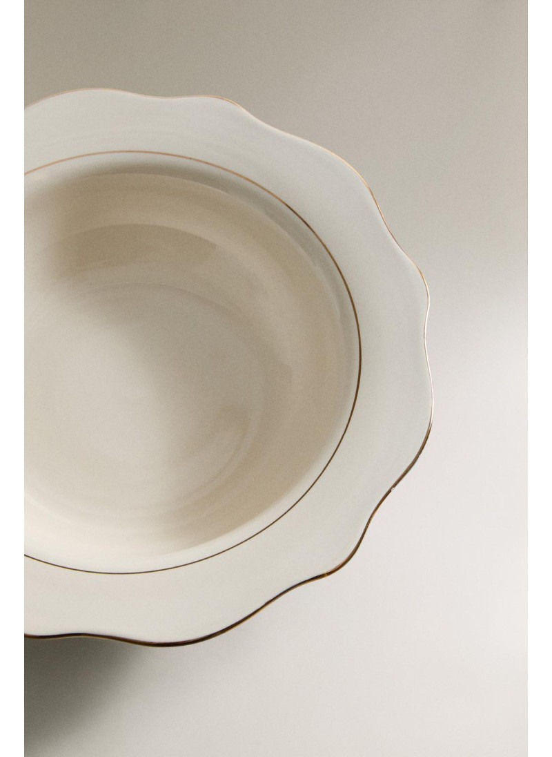 Суповая тарелка из фарфора с деталями на краю Суповая тарелка из фарфора с деталями на краю