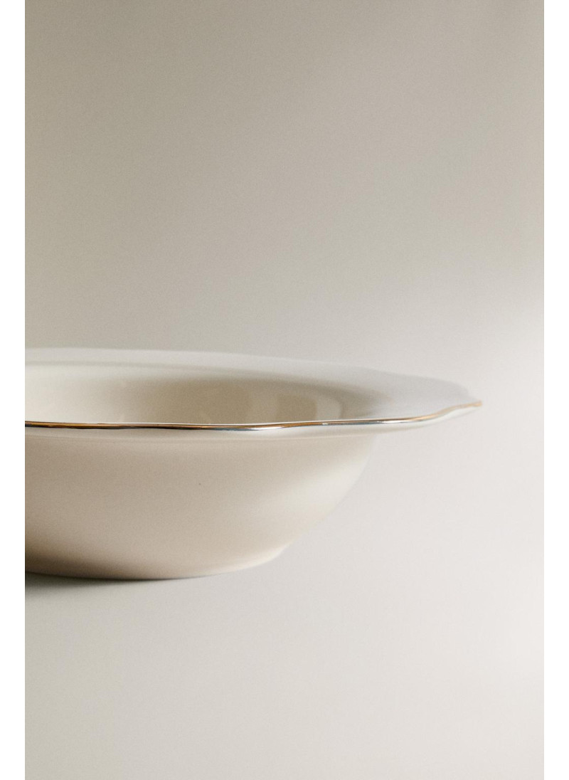 Суповая тарелка из фарфора с деталями на краю Суповая тарелка из фарфора с деталями на краю