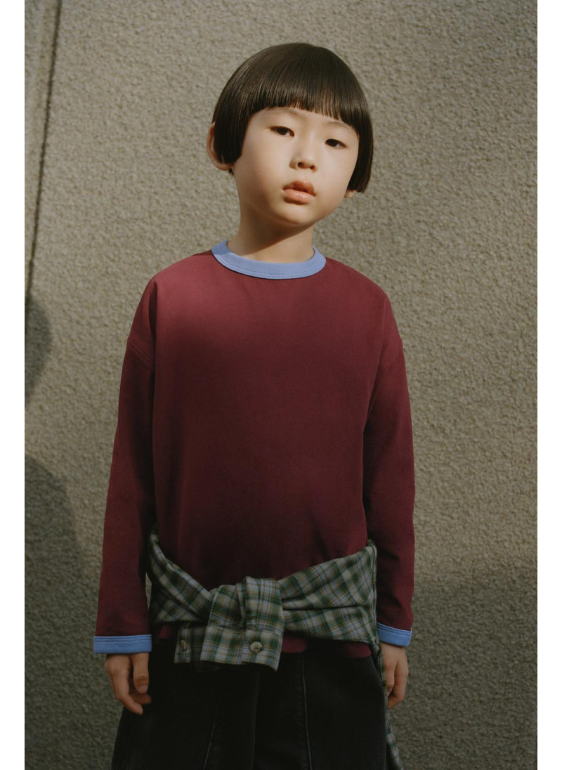 Набор из двух простых футболок с контрастными оборками Набор из двух простых футболок с контрастными оборками