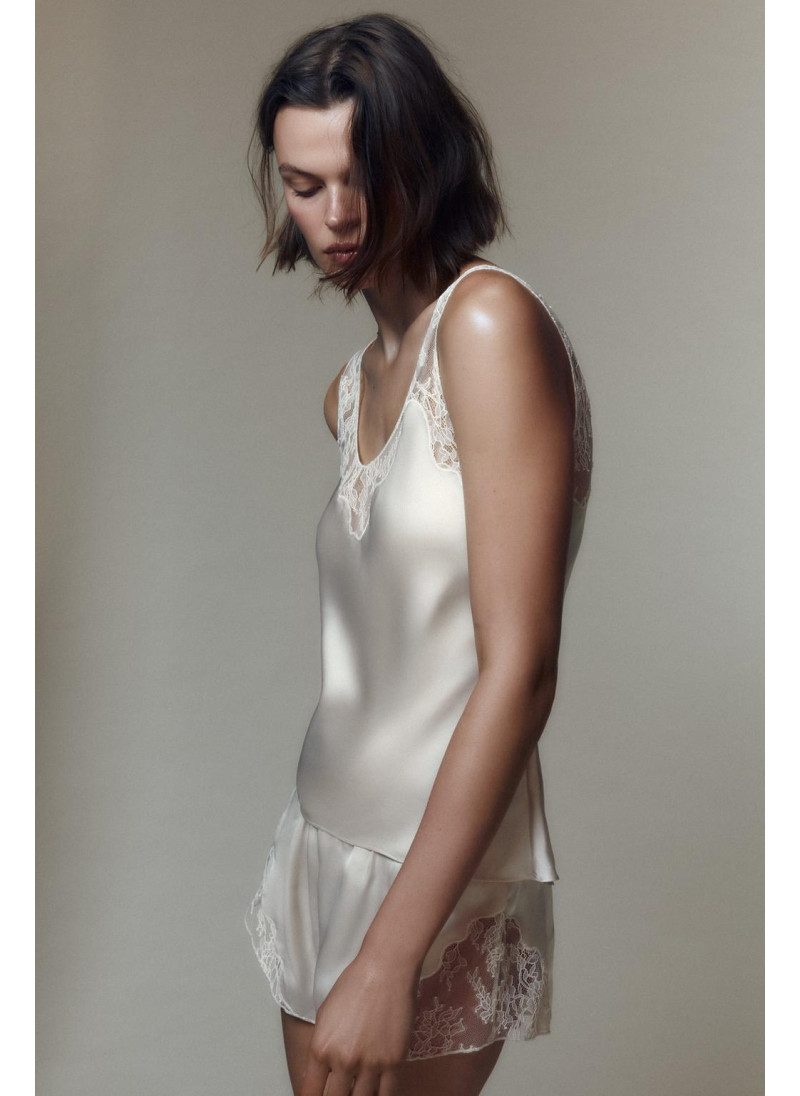 Блузка-торсидка из атласа с кружевными вставками Блузка-торсидка из атласа с кружевными вставками