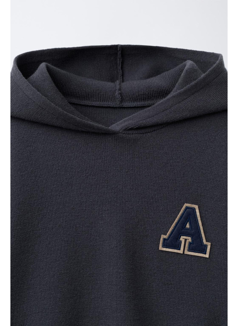 Джемпер с вязаными буквами на капюшоне Джемпер с вязаными буквами на капюшоне