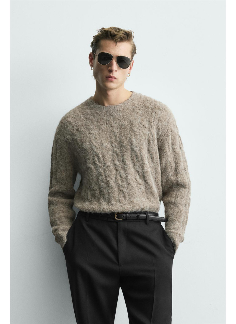 ВОРСИСТЫЙ СВИТЕР С КОСАМИ ВОРСИСТЫЙ СВИТЕР С КОСАМИ