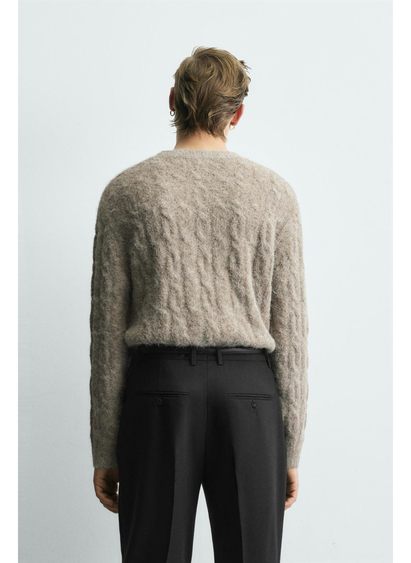 ВОРСИСТЫЙ СВИТЕР С КОСАМИ ВОРСИСТЫЙ СВИТЕР С КОСАМИ