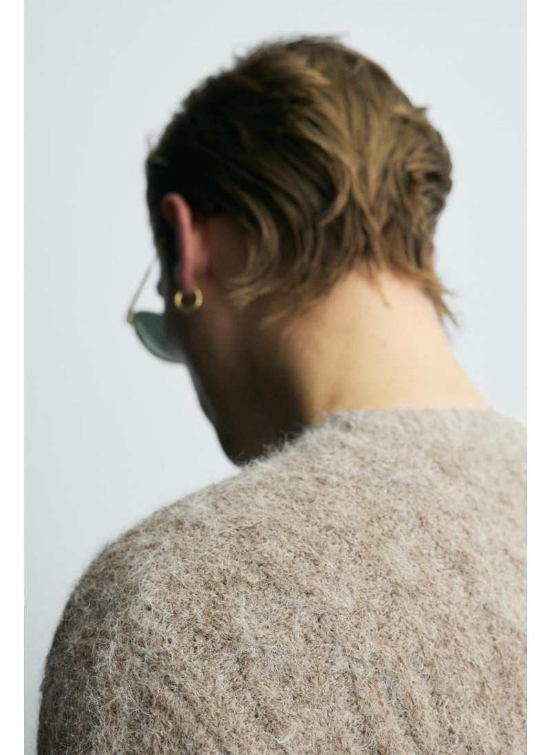 ВОРСИСТЫЙ СВИТЕР С КОСАМИ ВОРСИСТЫЙ СВИТЕР С КОСАМИ