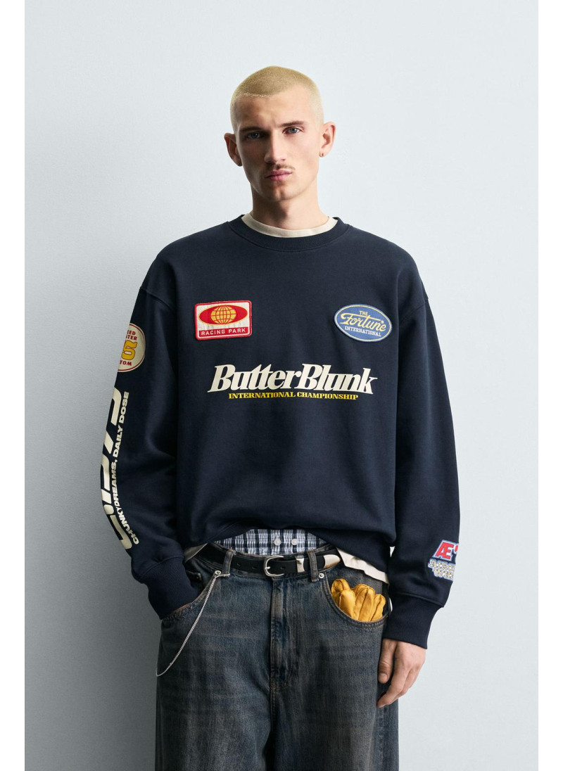 Свитшот с круглым вырезом и нашивками Свитшот с круглым вырезом и нашивками