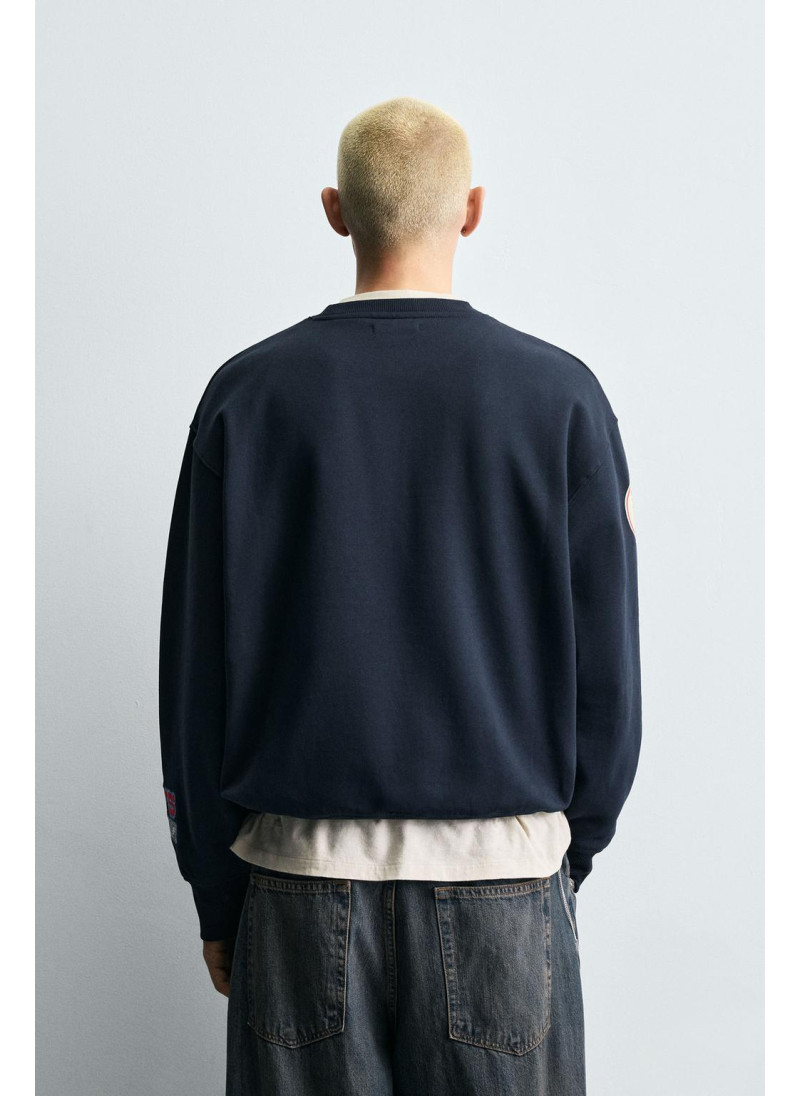 Свитшот с круглым вырезом и нашивками Свитшот с круглым вырезом и нашивками