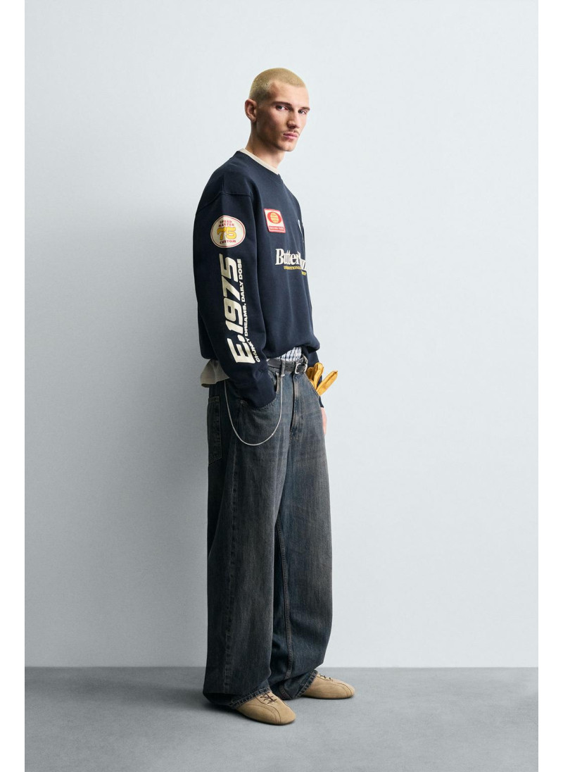 Свитшот с круглым вырезом и нашивками Свитшот с круглым вырезом и нашивками