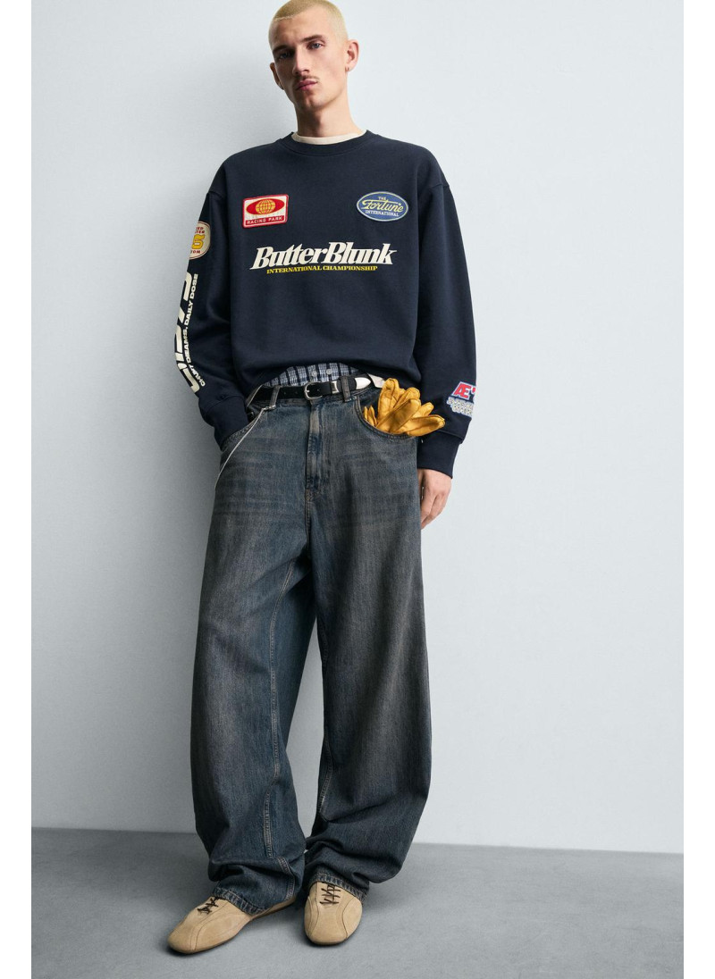 Свитшот с круглым вырезом и нашивками Свитшот с круглым вырезом и нашивками