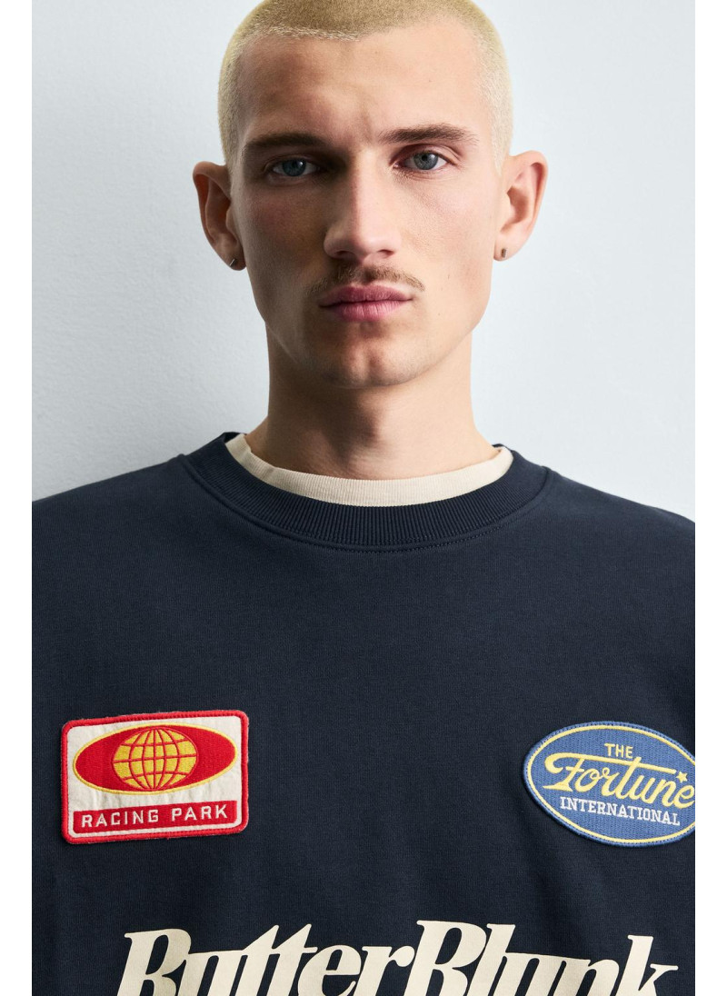 Свитшот с круглым вырезом и нашивками Свитшот с круглым вырезом и нашивками