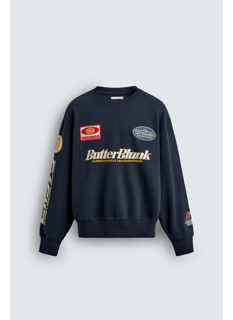 Свитшот с круглым вырезом и нашивками Свитшот с круглым вырезом и нашивками