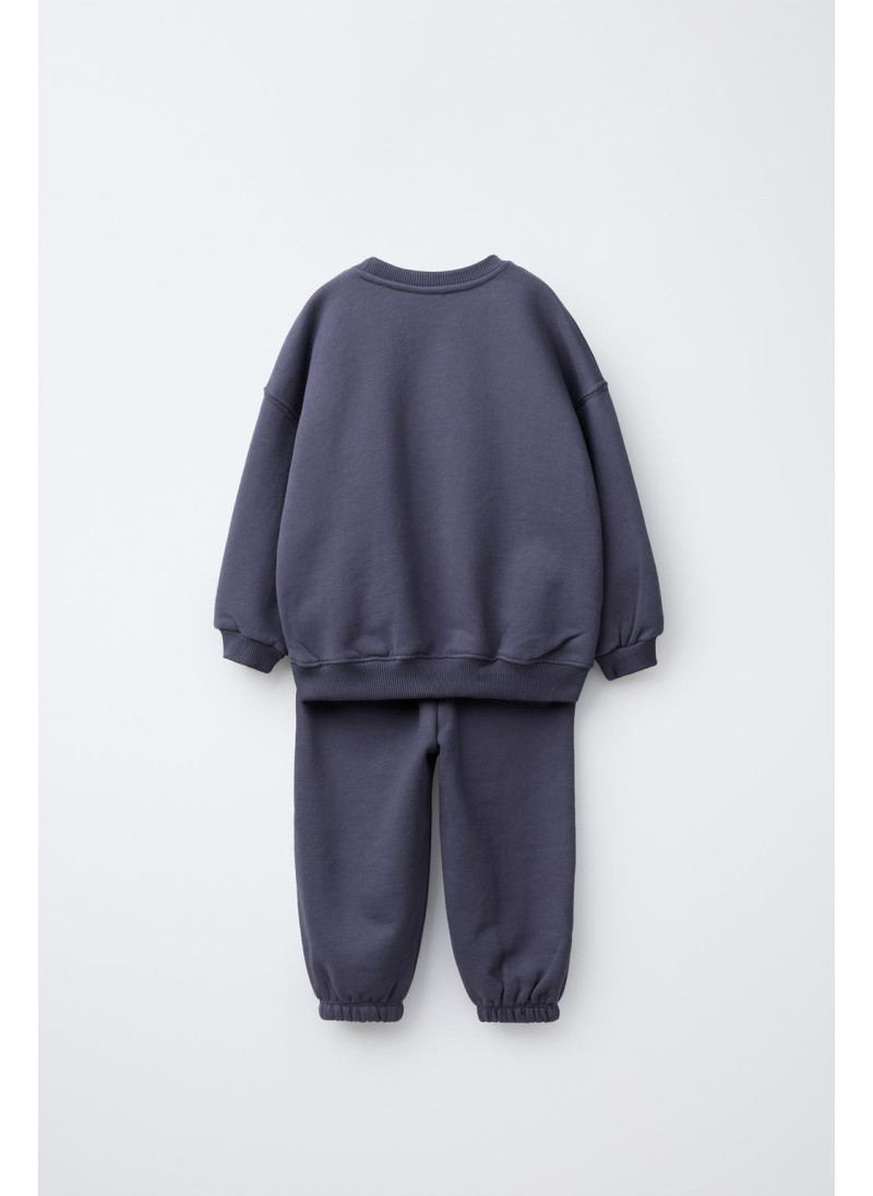 Костюм с вышитым текстовым логотипом и брюками Костюм с вышитым текстовым логотипом и брюками