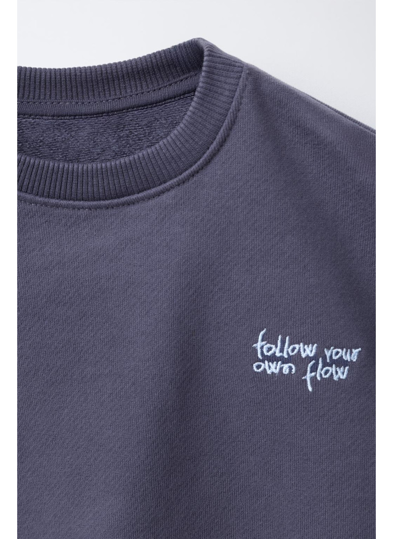 Костюм с вышитым текстовым логотипом и брюками Костюм с вышитым текстовым логотипом и брюками