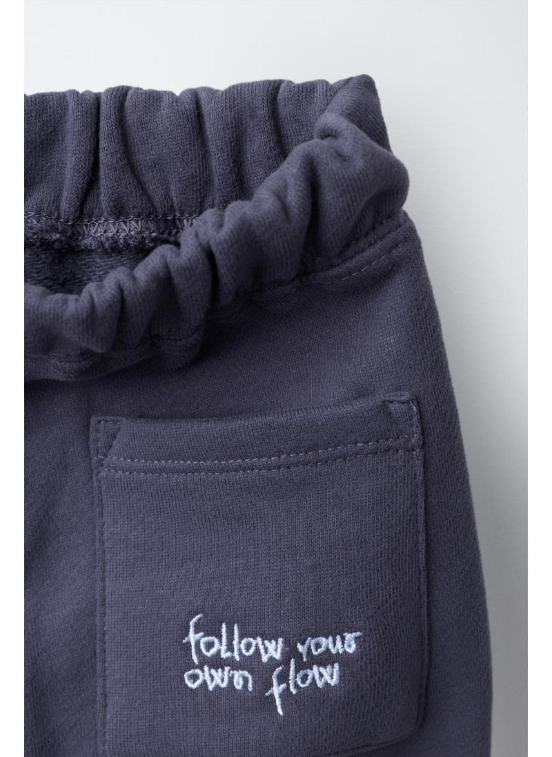 Костюм с вышитым текстовым логотипом и брюками Костюм с вышитым текстовым логотипом и брюками