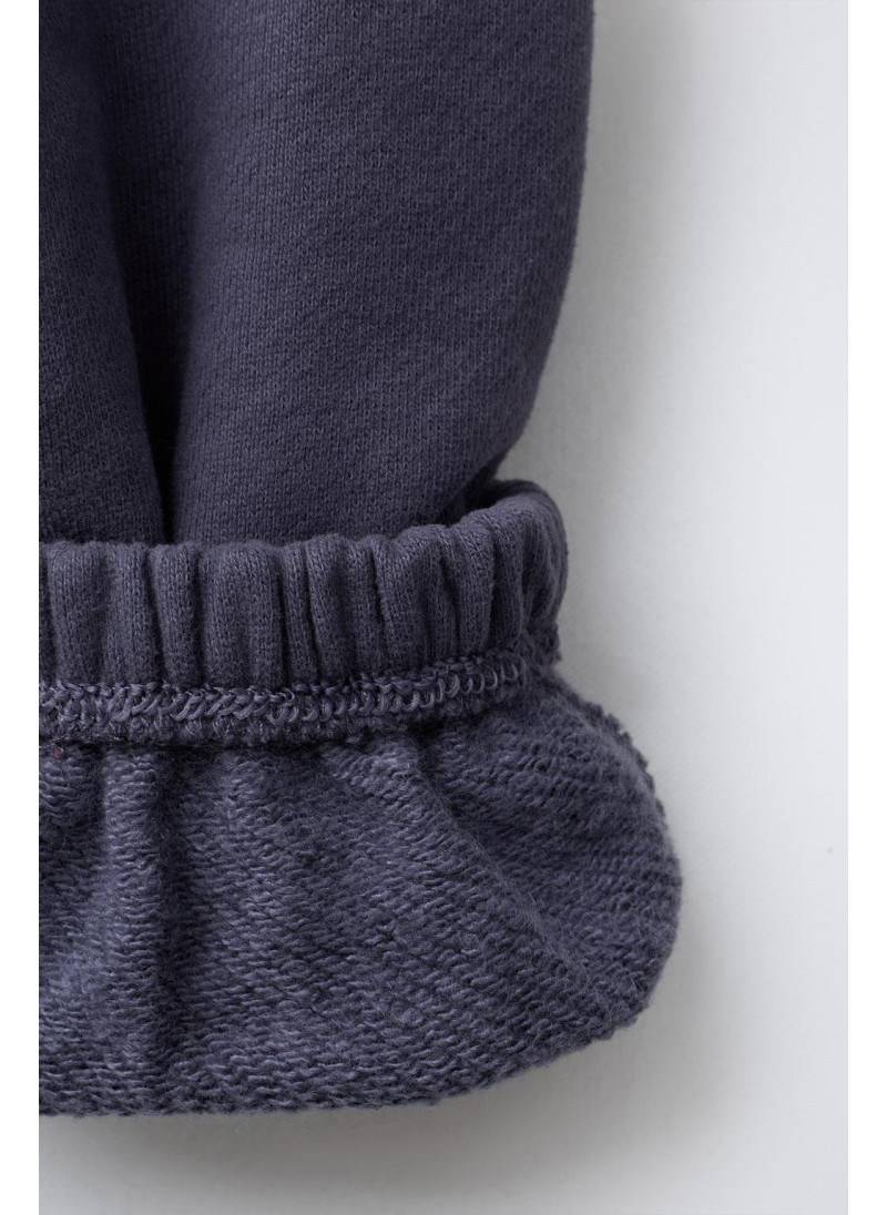 Костюм с вышитым текстовым логотипом и брюками Костюм с вышитым текстовым логотипом и брюками