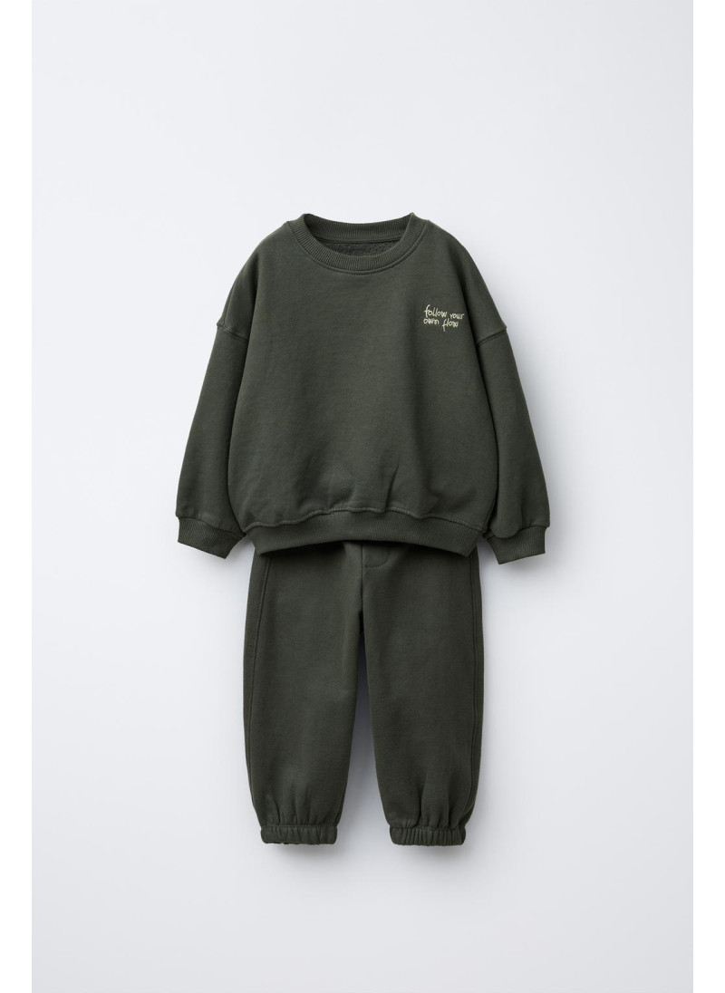 Костюм с вышитым текстовым логотипом и брюками Костюм с вышитым текстовым логотипом и брюками