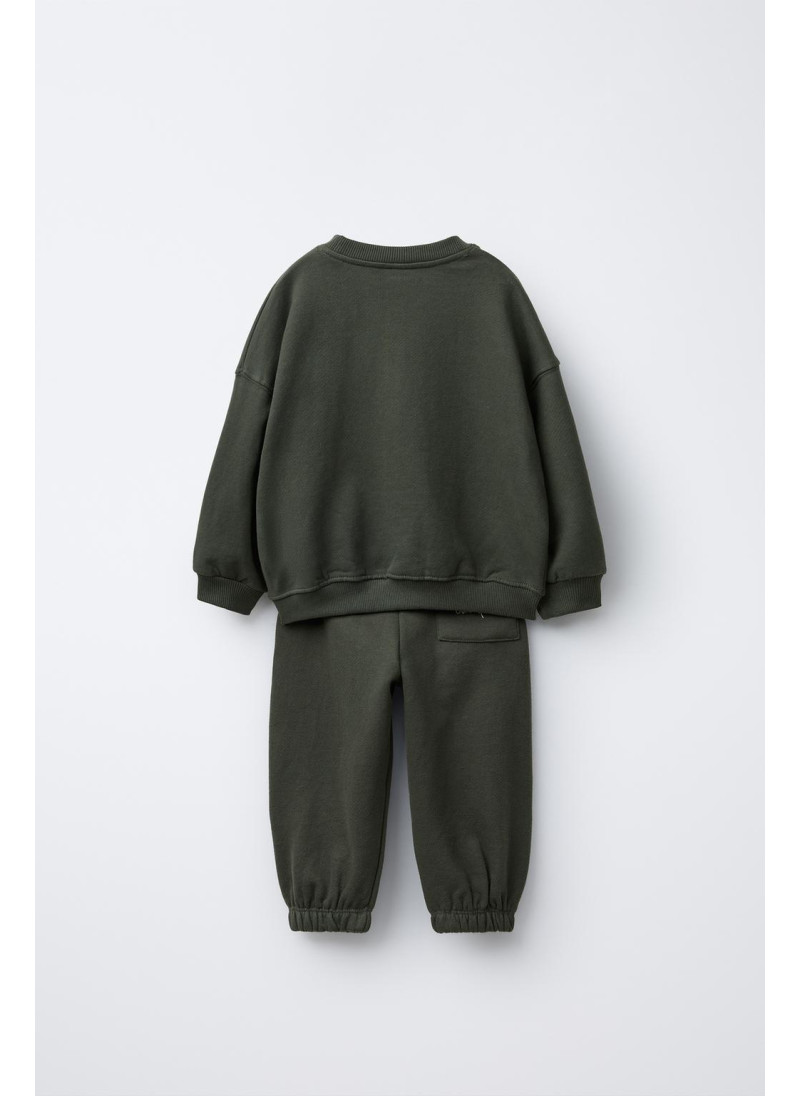 Костюм с вышитым текстовым логотипом и брюками Костюм с вышитым текстовым логотипом и брюками