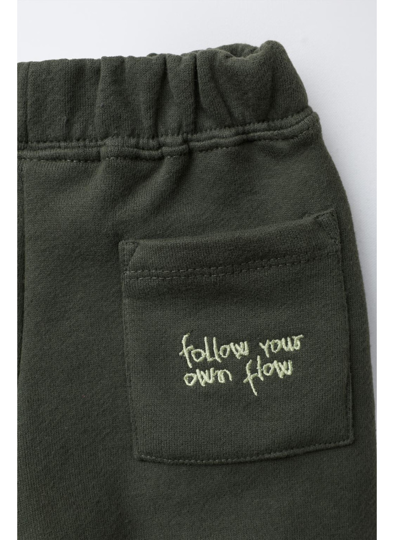 Костюм с вышитым текстовым логотипом и брюками Костюм с вышитым текстовым логотипом и брюками