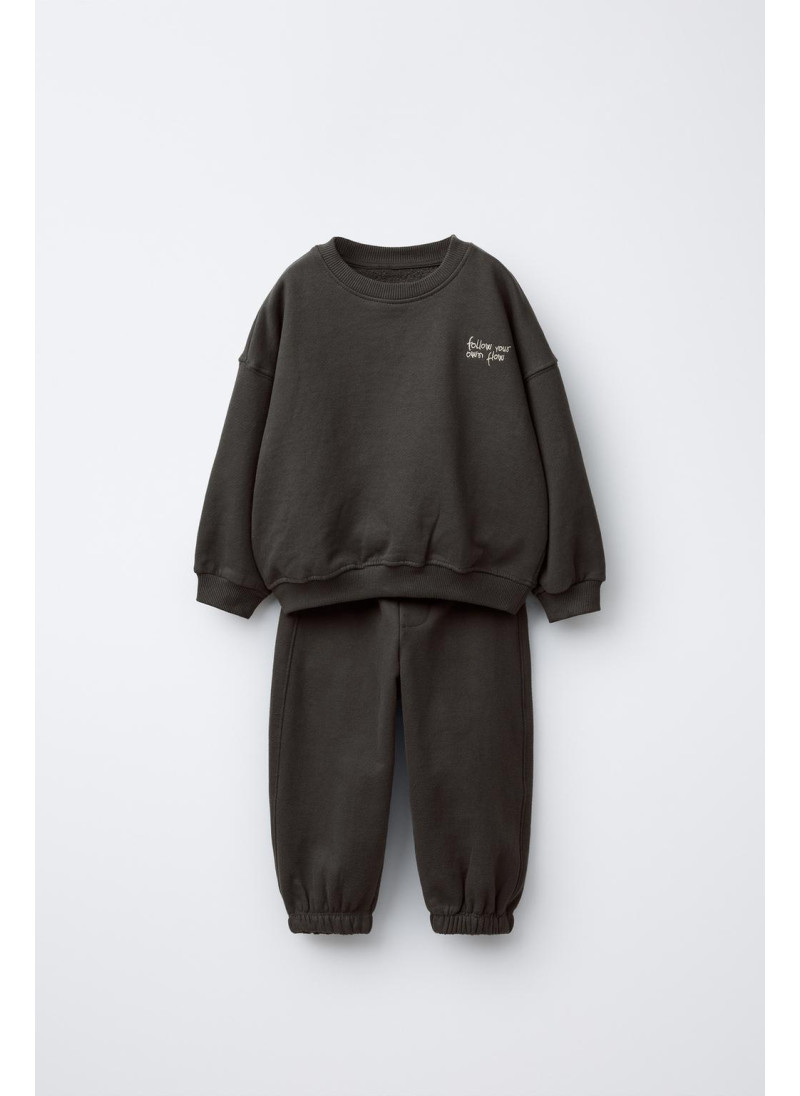 Костюм с вышитым текстовым логотипом и брюками Костюм с вышитым текстовым логотипом и брюками