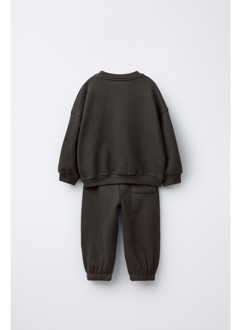 Костюм с вышитым текстовым логотипом и брюками Костюм с вышитым текстовым логотипом и брюками