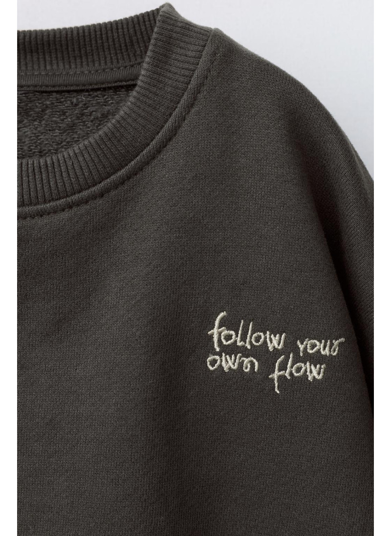 Костюм с вышитым текстовым логотипом и брюками Костюм с вышитым текстовым логотипом и брюками