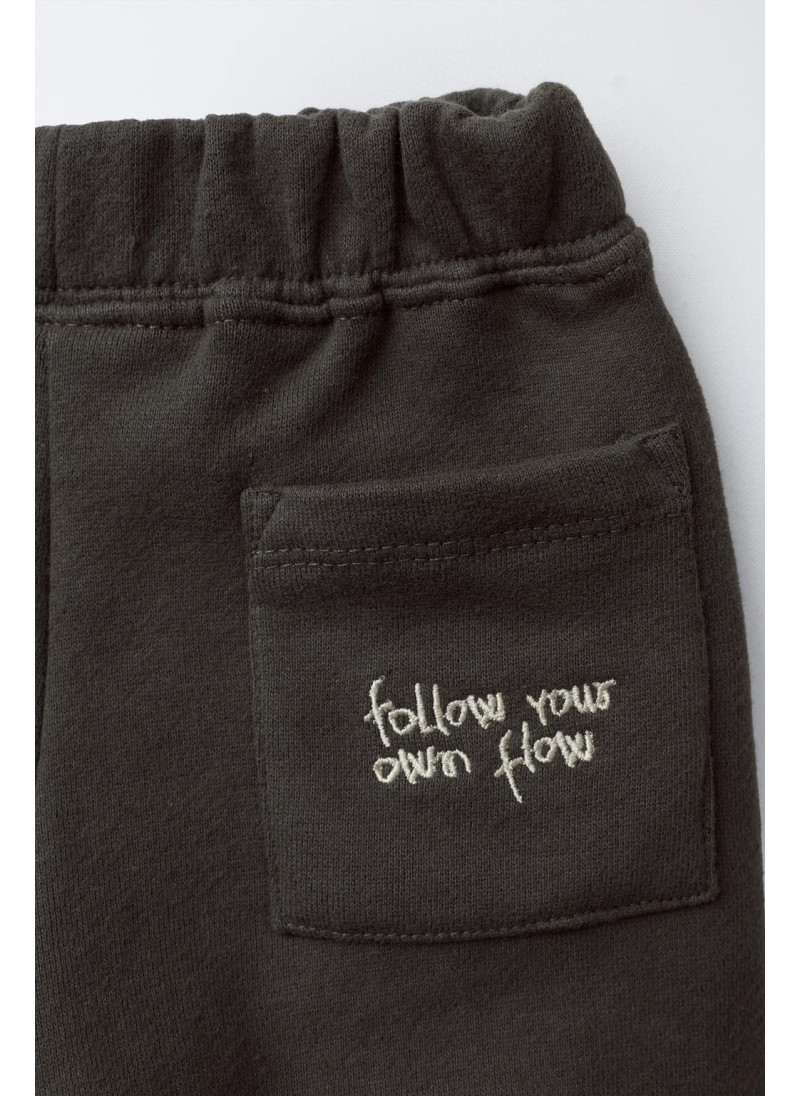 Костюм с вышитым текстовым логотипом и брюками Костюм с вышитым текстовым логотипом и брюками