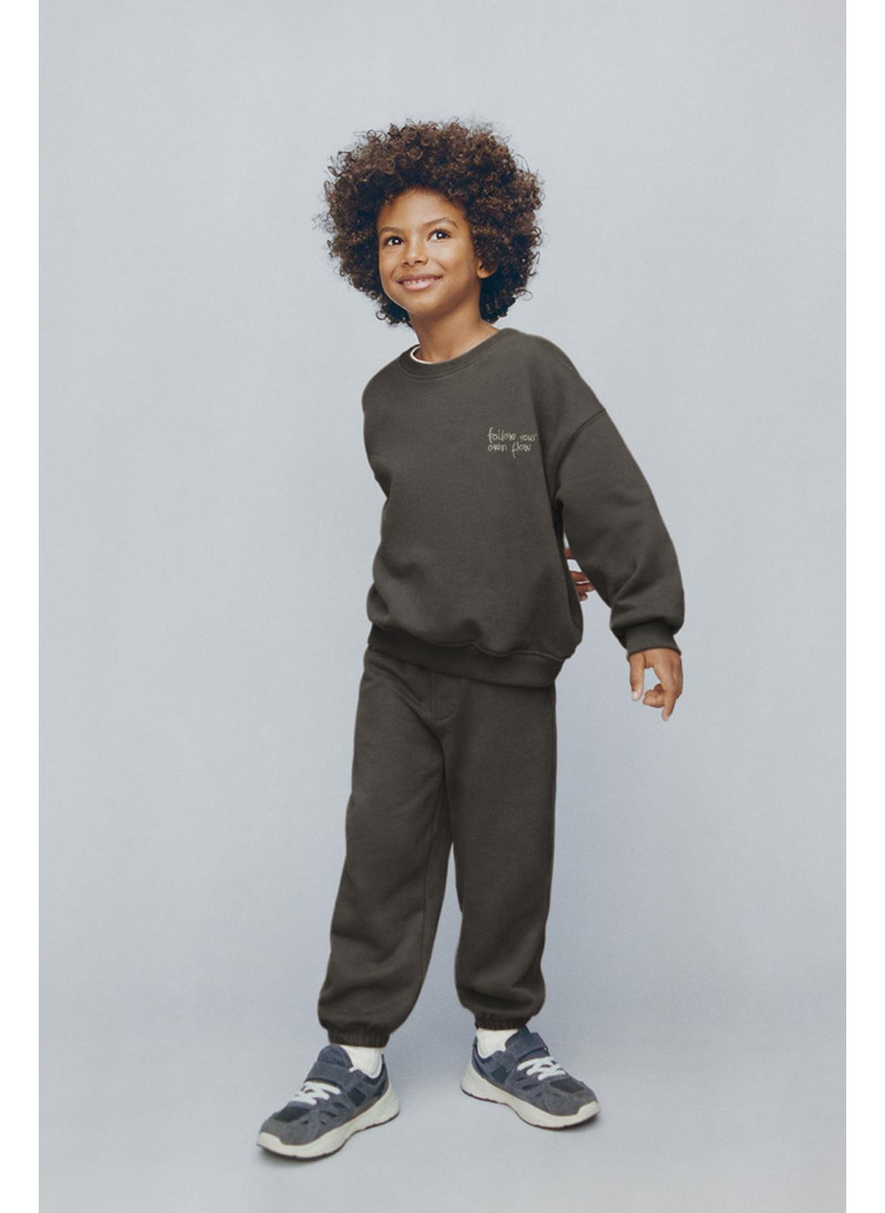 Костюм с вышитым текстовым логотипом и брюками Костюм с вышитым текстовым логотипом и брюками