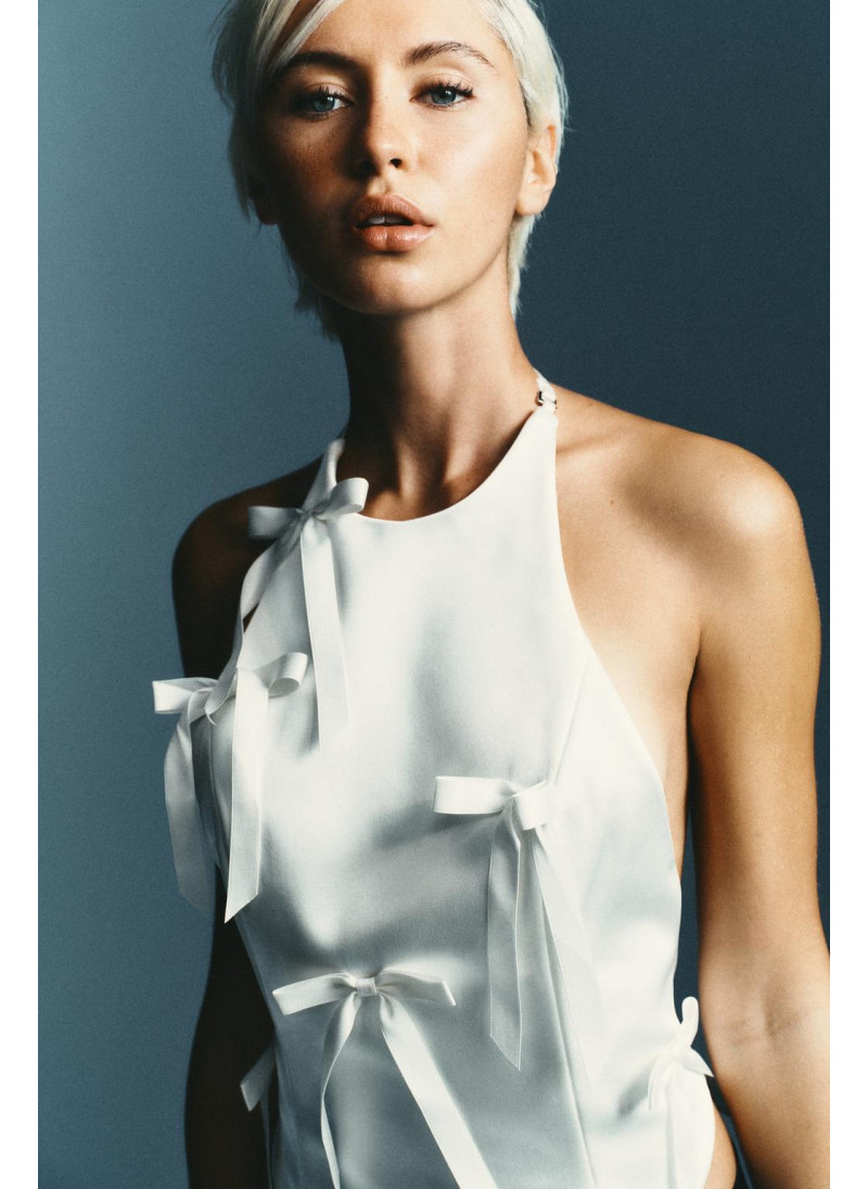 ТОП С ГОРЛОВИНОЙ ХАЛТЕР И БАНТАМИ ТОП С ГОРЛОВИНОЙ ХАЛТЕР И БАНТАМИ