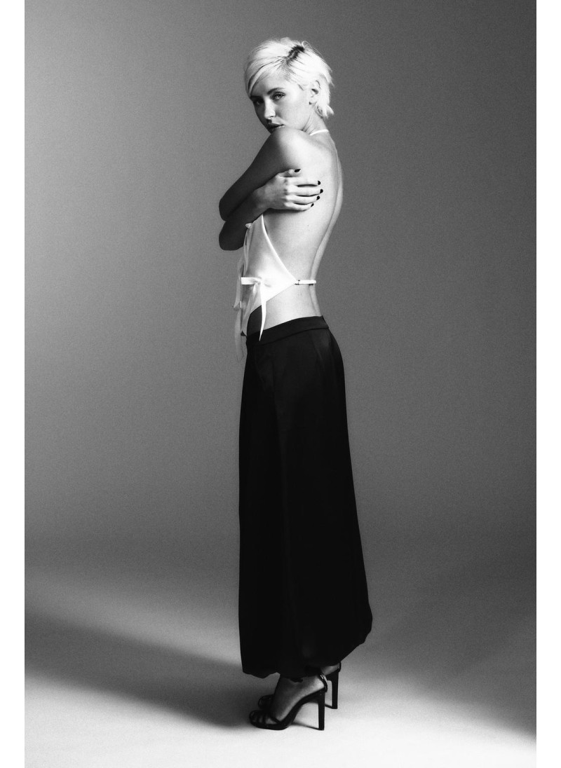 ТОП С ГОРЛОВИНОЙ ХАЛТЕР И БАНТАМИ ТОП С ГОРЛОВИНОЙ ХАЛТЕР И БАНТАМИ