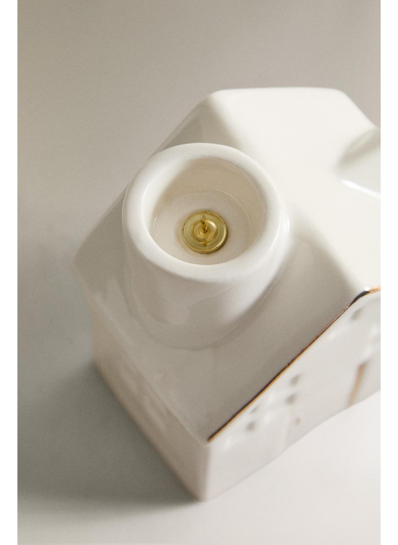 Рождественский свечной подсвечник из керамики с деталями на крыше Рождественский свечной подсвечник из керамики с деталями на крыше