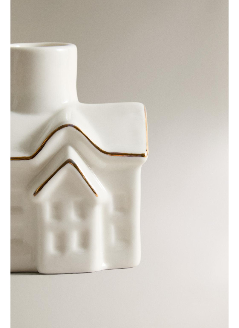 Рождественский свечной подсвечник из керамики с деталями на крыше Рождественский свечной подсвечник из керамики с деталями на крыше