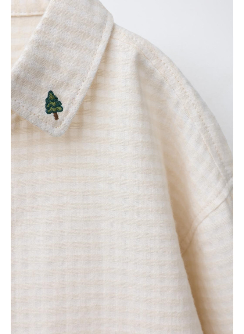 Рубашка с текстурой и вышитыми деревьями Рубашка с текстурой и вышитыми деревьями