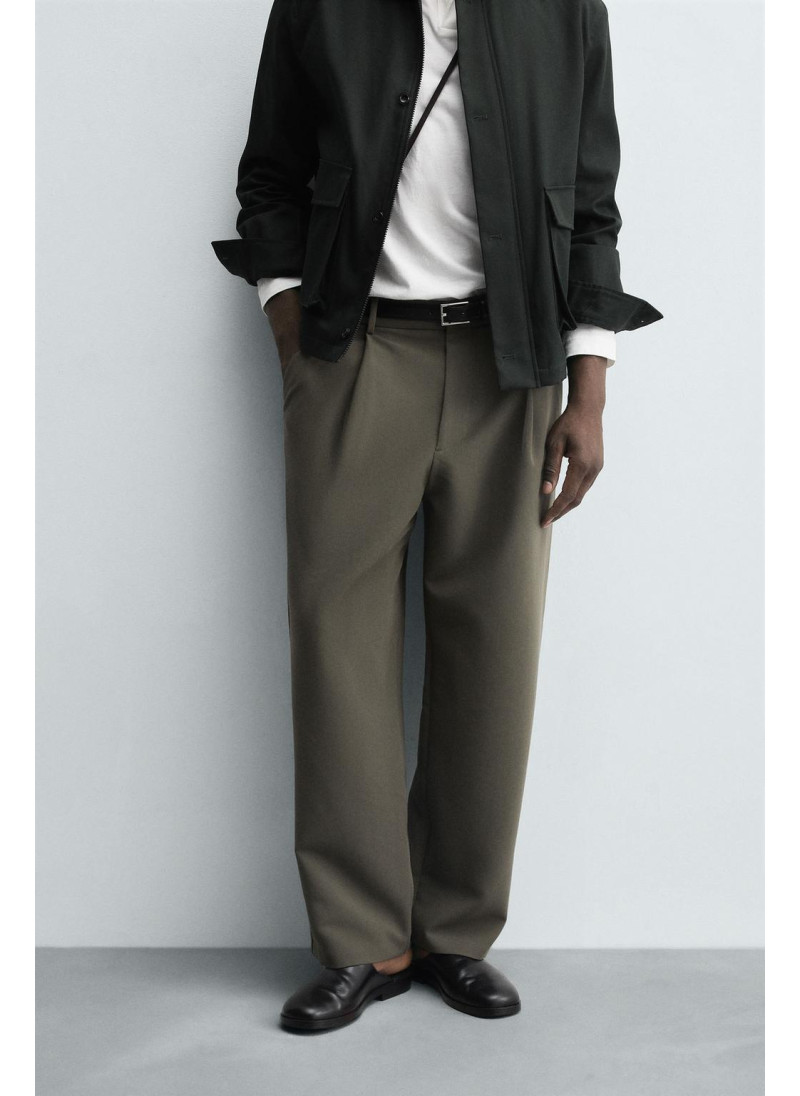 Брюки прямого кроя с защипами Брюки прямого кроя с защипами