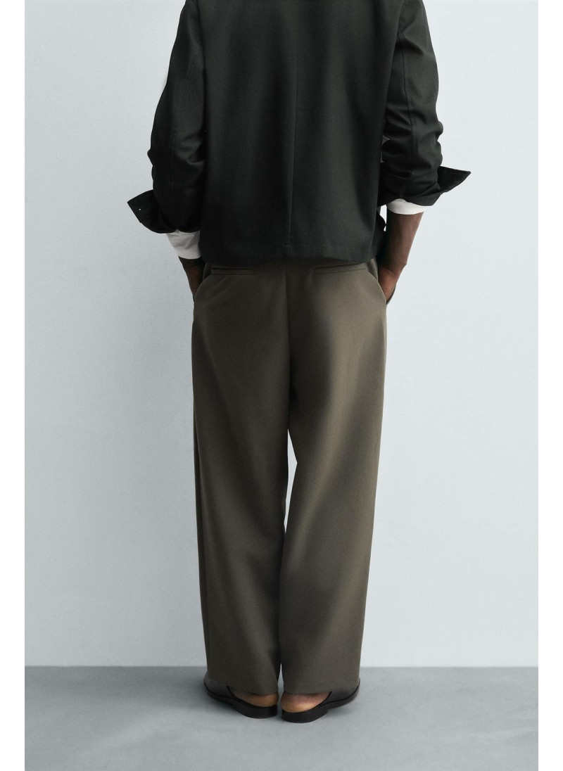 Брюки прямого кроя с защипами Брюки прямого кроя с защипами