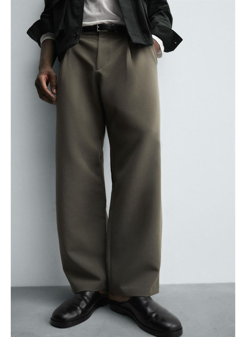 Брюки прямого кроя с защипами Брюки прямого кроя с защипами