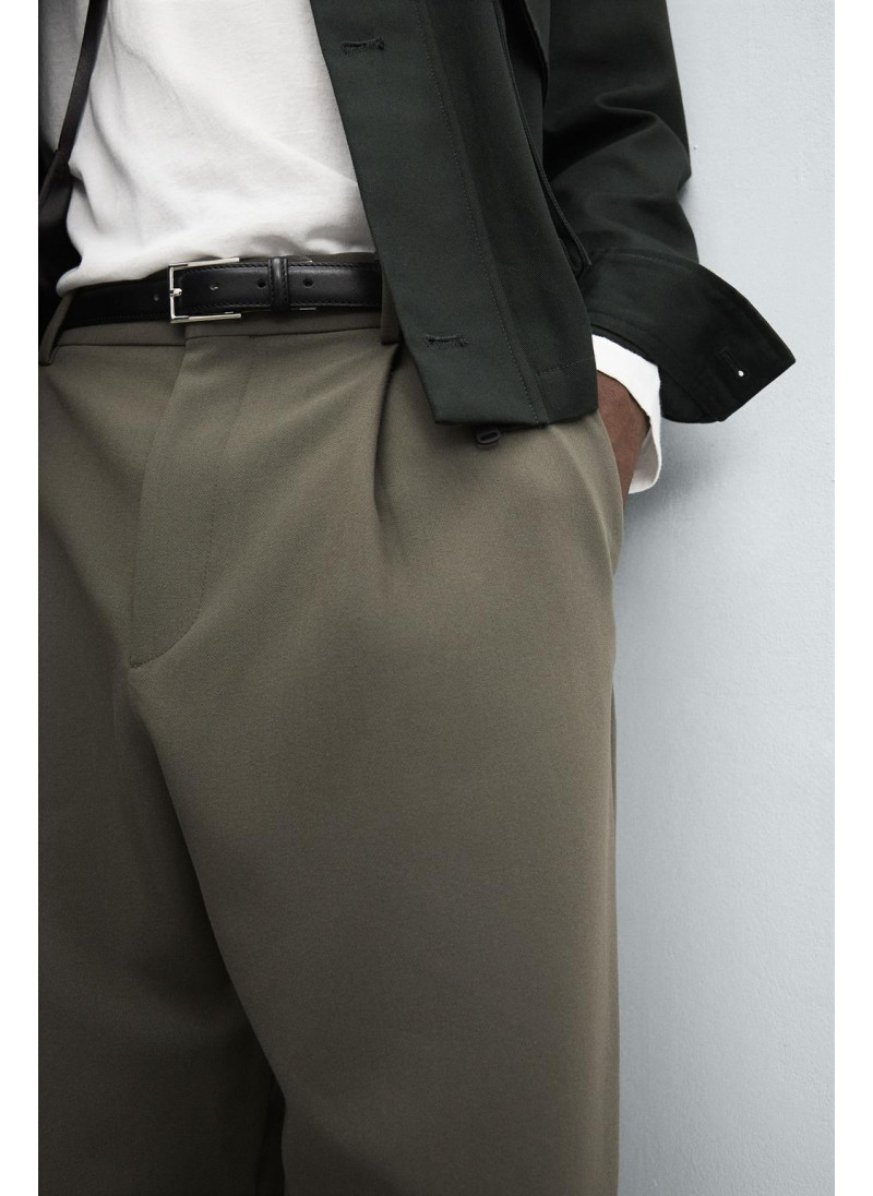 Брюки прямого кроя с защипами Брюки прямого кроя с защипами