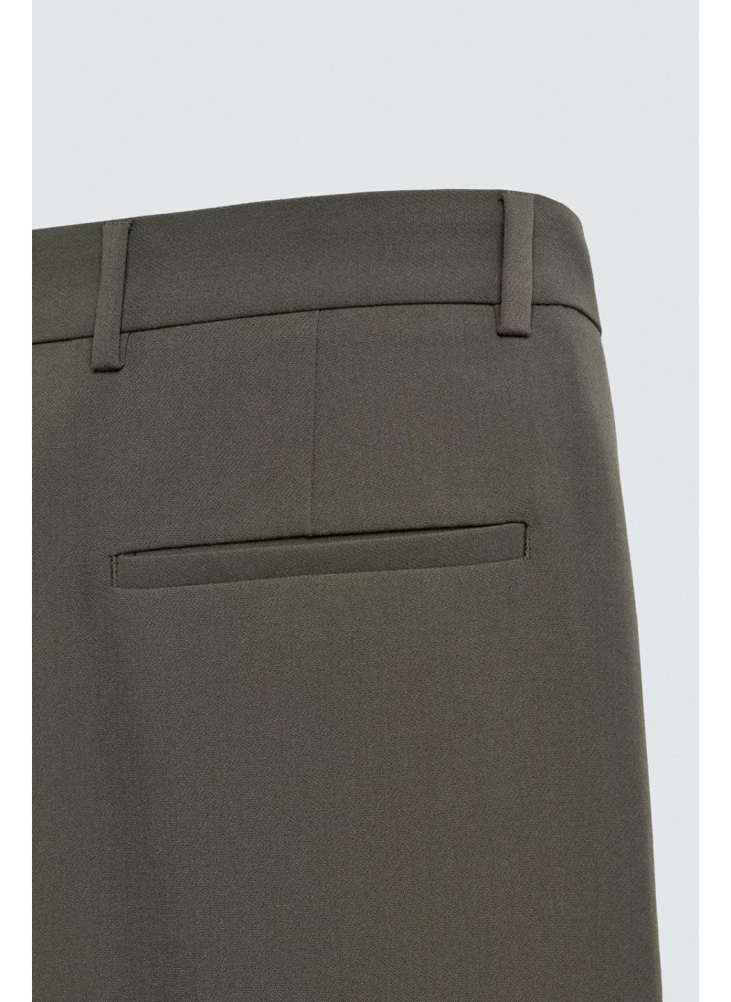 Брюки прямого кроя с защипами Брюки прямого кроя с защипами