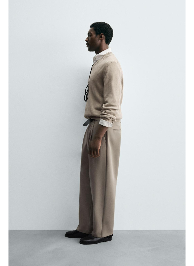 Брюки прямого кроя с защипами Брюки прямого кроя с защипами