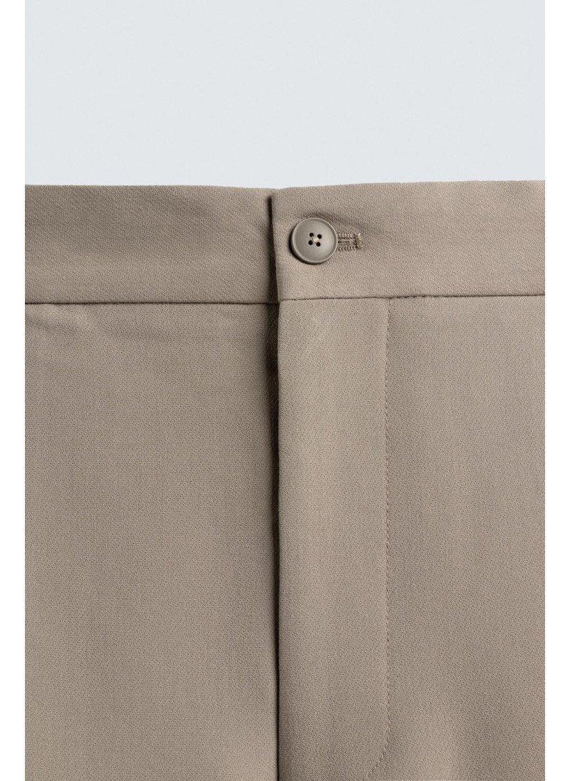 Брюки прямого кроя с защипами Брюки прямого кроя с защипами