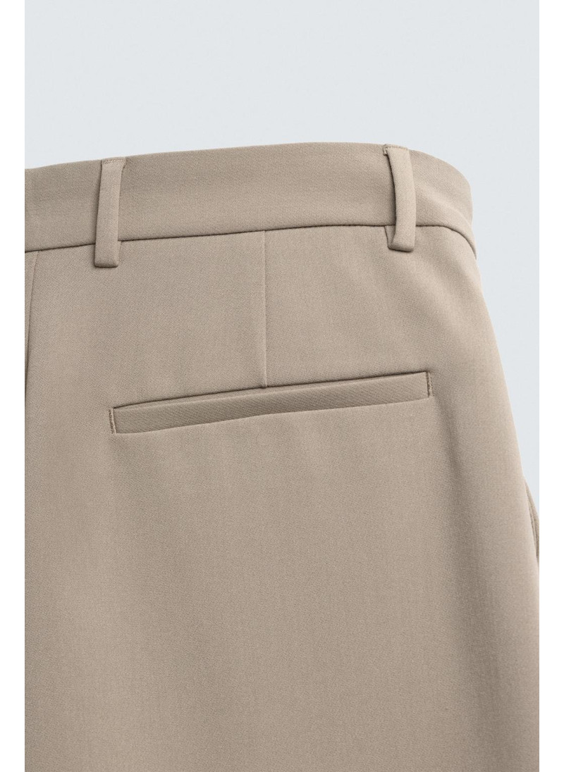 Брюки прямого кроя с защипами Брюки прямого кроя с защипами