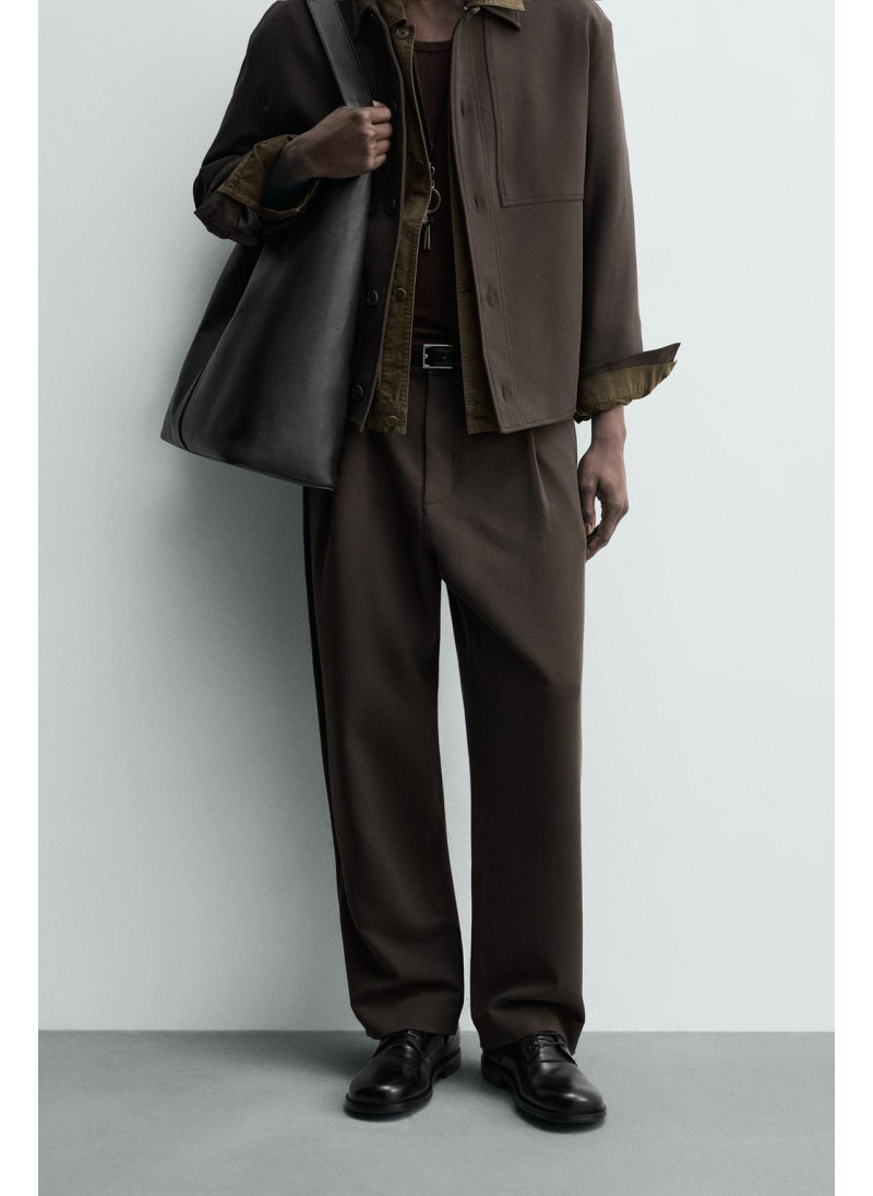 Брюки прямого кроя с защипами Брюки прямого кроя с защипами