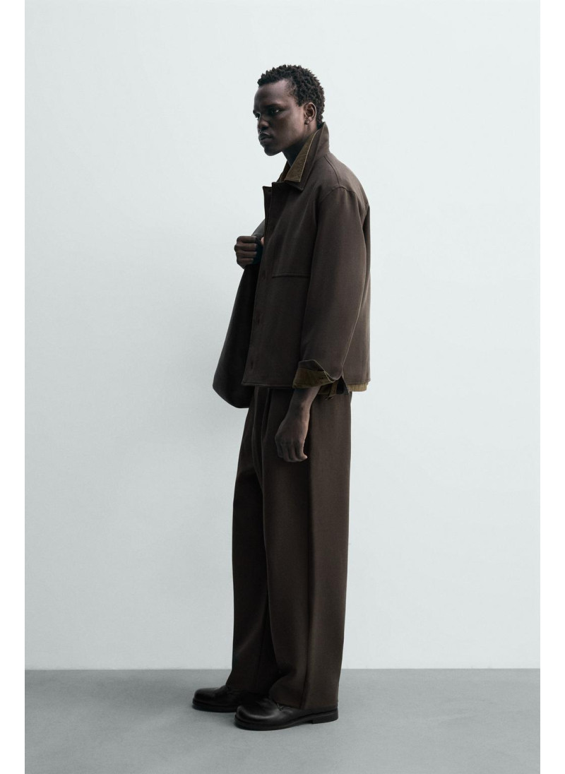 Брюки прямого кроя с защипами Брюки прямого кроя с защипами