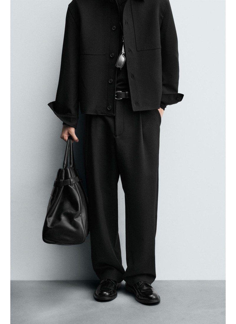 Брюки прямого кроя с защипами Брюки прямого кроя с защипами