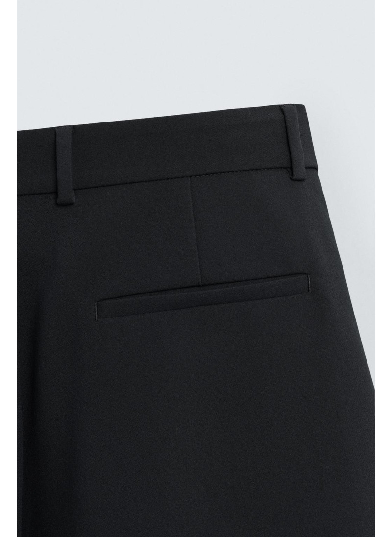 Брюки прямого кроя с защипами Брюки прямого кроя с защипами