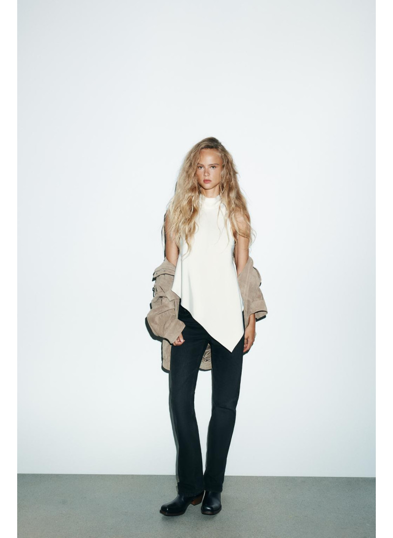 Топ с асимметричным подбородком Топ с асимметричным подбородком