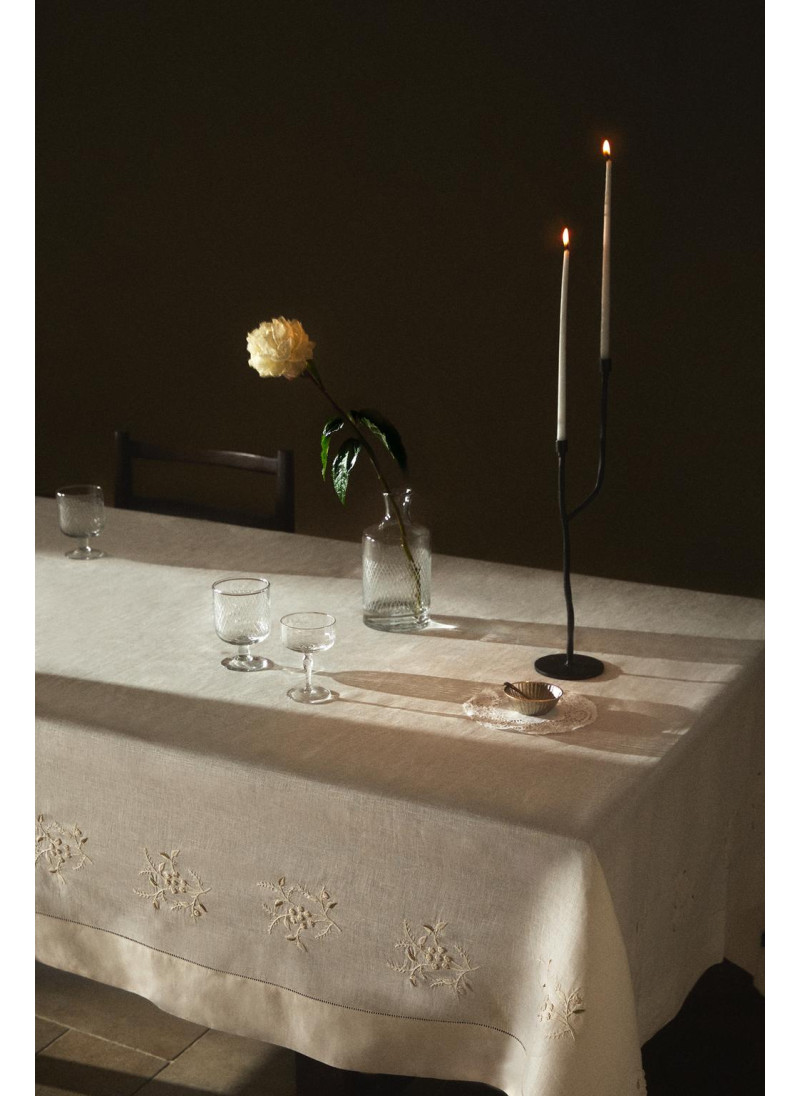 Льняная рождественская скатерть с цветочной вышивкой Льняная рождественская скатерть с цветочной вышивкой