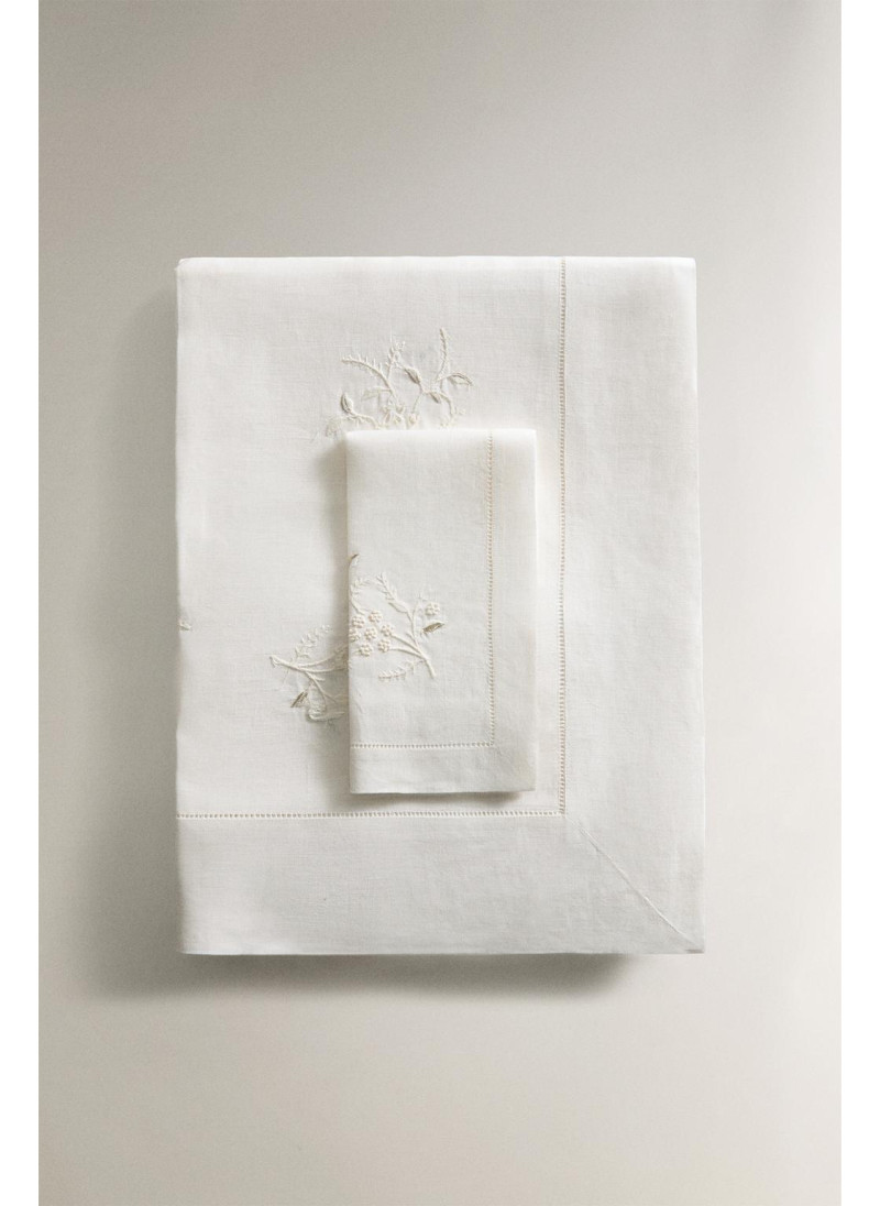 Льняная рождественская скатерть с цветочной вышивкой Льняная рождественская скатерть с цветочной вышивкой